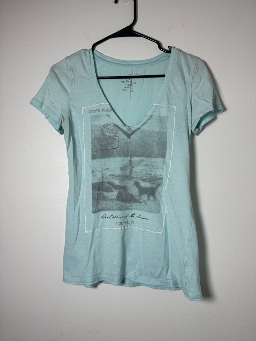 American Eagle Blue Graphic V Neck Tee Women’s Large Beach Surf